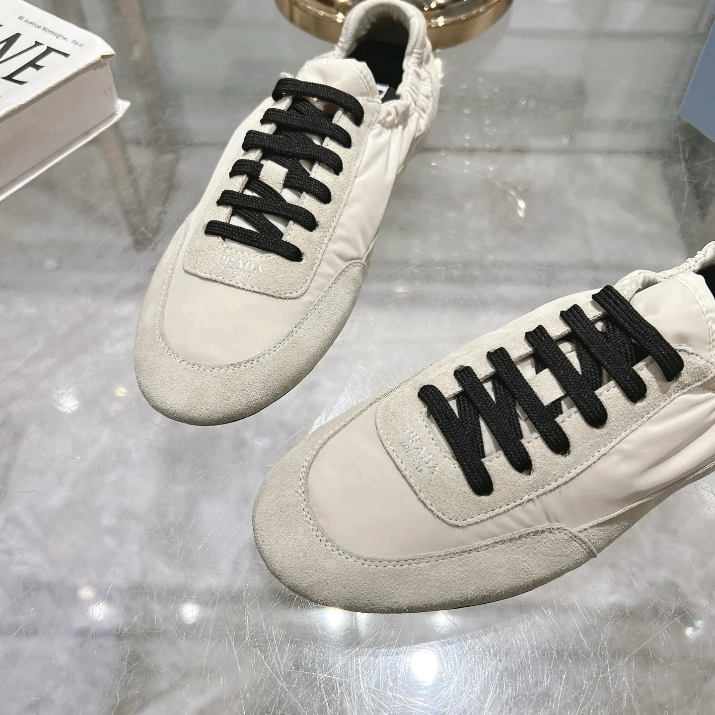 👟👟Ex-factory price 520👟👟Men's size +10 Couple style🎆Prada's new moral training shoes. The upper is suede with texture, and the inner sheepskin is wrapped. It is soft and waxy🎆The insole is thickened with lambskin. It is extremely comfortable to step on, has a sense of support, and feels well wrapped. The shoe shape is full of wrapping, light and easy to wear. A practical casual shoe that makes your legs appear taller! White is clean and refreshing, needed all year round, and can be easily worn with skirts and pants. Upper: imported suede/original molded fabric. Lining: sheepskin. Outsole: rubber outsole! Code number: 35-41 Color: burgundy blue brown green dark green yellow black red gray 9 colors available